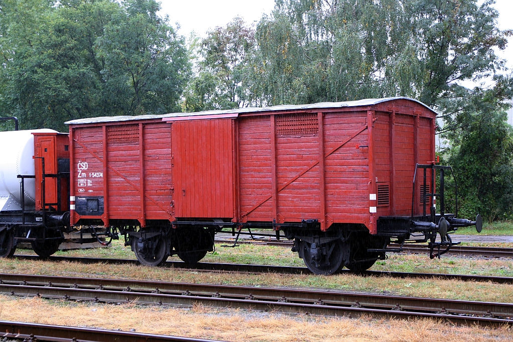 CSD Zm 1-54374 (CD-PSHZD 44 54 2045 001-4), ausgestellt anlässlich der Feierlichkeiten  120 Jahre Chrudimsky Lokalbahn , am verregnetem 05.Oktober 2019 im Bahnhof Chrudim mesto.