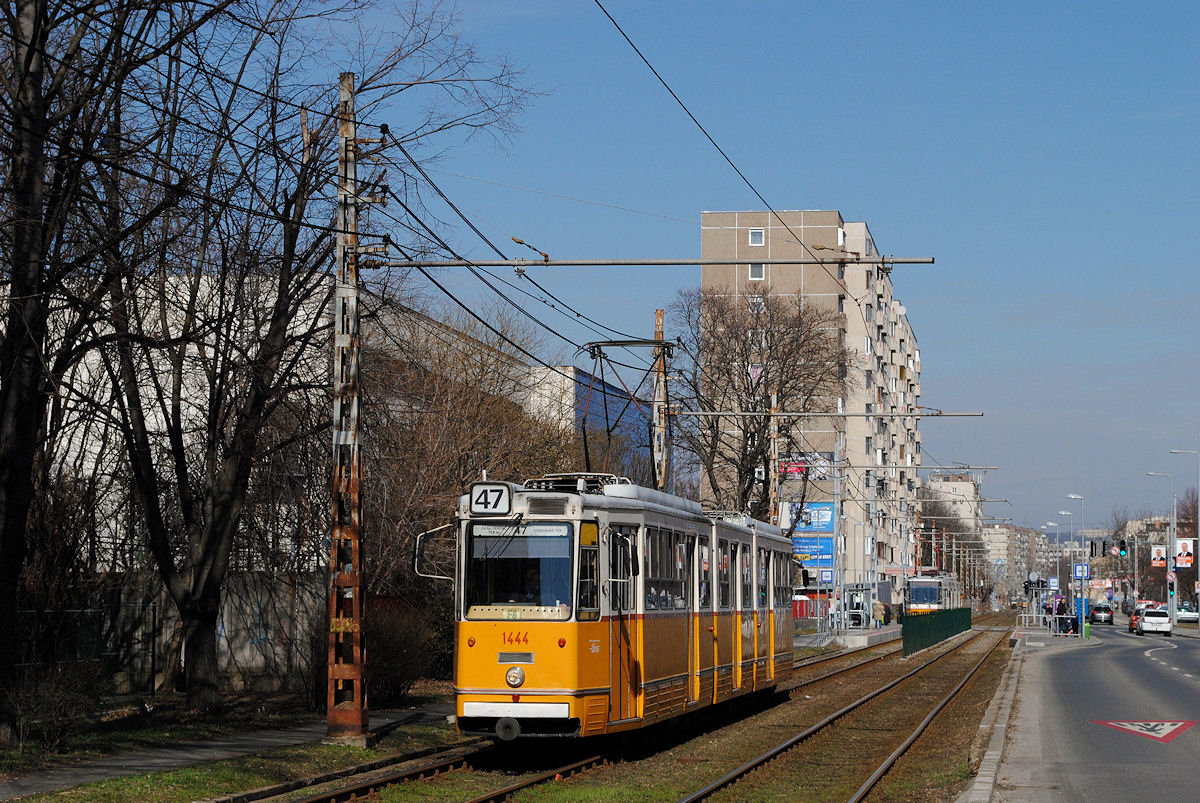 CSM2 1444 ist als Linie 47 in Richtung Budafok - Varoshaz ter in der Fehervari ut unterwegs. (10.03.2018)