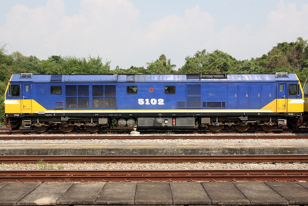 CSR 5102 (Co'Co', de, CSR Qishuyan, Bj.2014) am 27.März 2025 im Locomotive Repair Shop Si Racha.