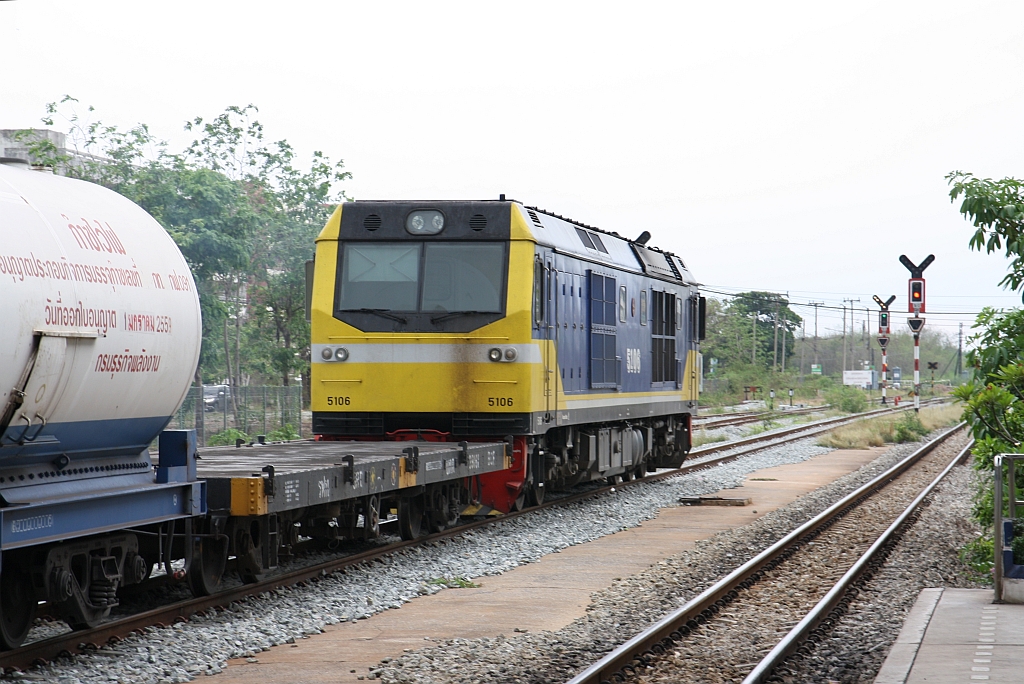 CSR 5106 (Co'Co', de, CSR Qishuyan, Bj.2014?, Fab.Nr. ???) fährt am 14.Mai 2017 durch den Bf. Chachoengsao Junction.