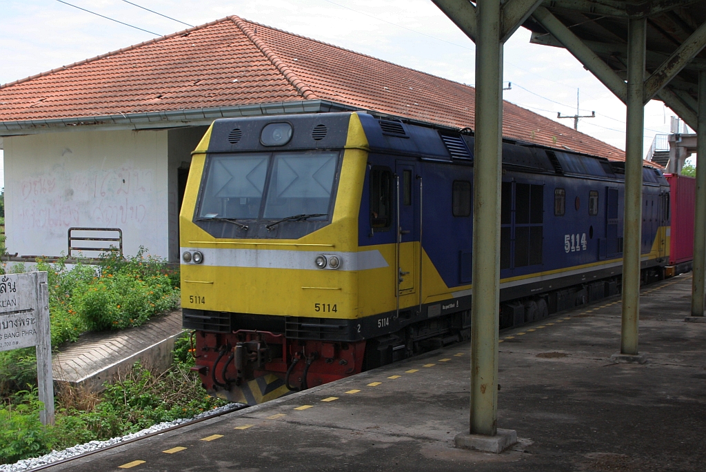 CSR 5114 (Co'Co', de, CSR Qishuyan, Bj.2014, Fab.Nr. ???) fährt am 03.Mai 2022 durch die Klong Kwaeng Klan Station.