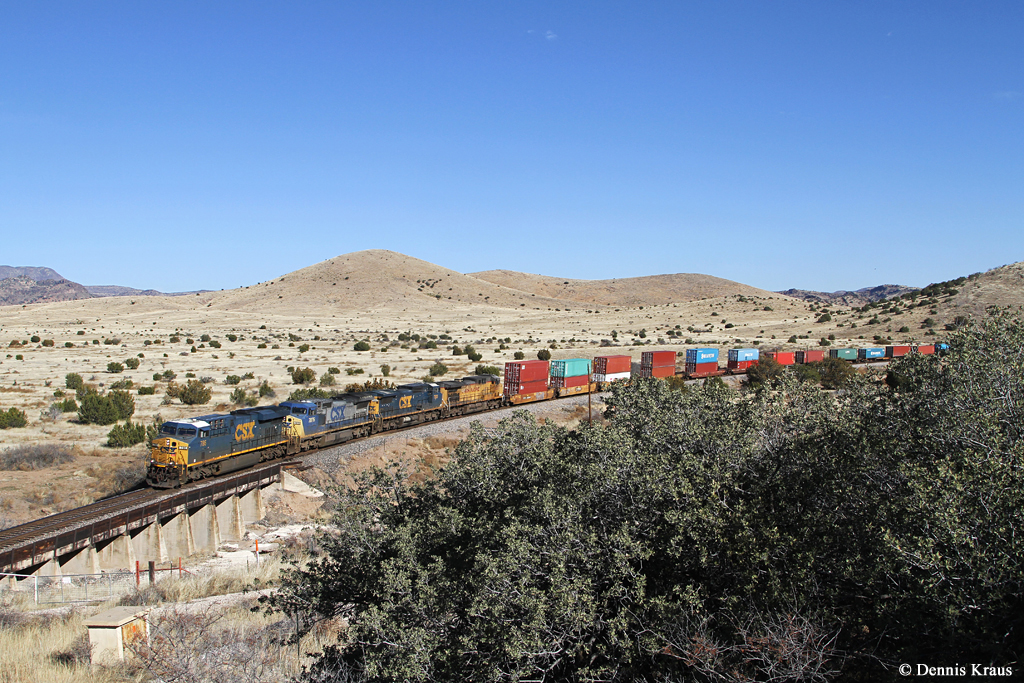 CSX 786, CSX 7876, CSX 7300 und UP 6557 mit einem Containerzug am 21.12.2014 bei Alpine, Texas.
