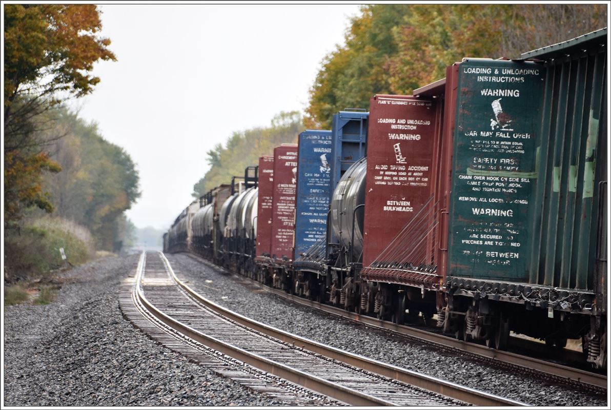 CSX GE ES40DC 5241 führt mit drei weiteren Loks einen langen Güterzug zwischen Utica und Syracuse auf der Hauptstrecke von Albany nach Buffalo. Der gemischte Zug führte 175 Wagen oder 700 Achsen und die Durchfahrt dauerte 3 1/2 Minuten. (11.10.2017)