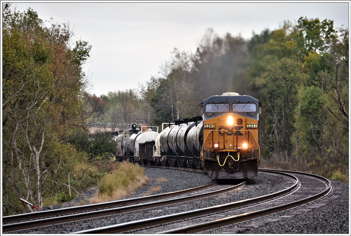 CSX GE ES40DC 5241 führt mit drei weiteren Loks einen langen Güterzug zwischen Utica und Syracuse auf der Hauptstrecke von Albany nach Buffalo. Der gemischte Zug führte 175 Wagen oder 700 Achsen und die Durchfahrt dauerte 3 1/2 Minuten. (11.10.2017)