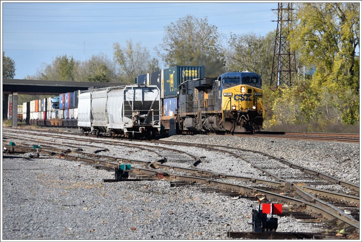 CSX Güterzug mit GE CW44AC-H 271 und 384 auf dem Weg nach Osten mit einem Doublestacker Zug. Utica/NY. (12.10.2017)