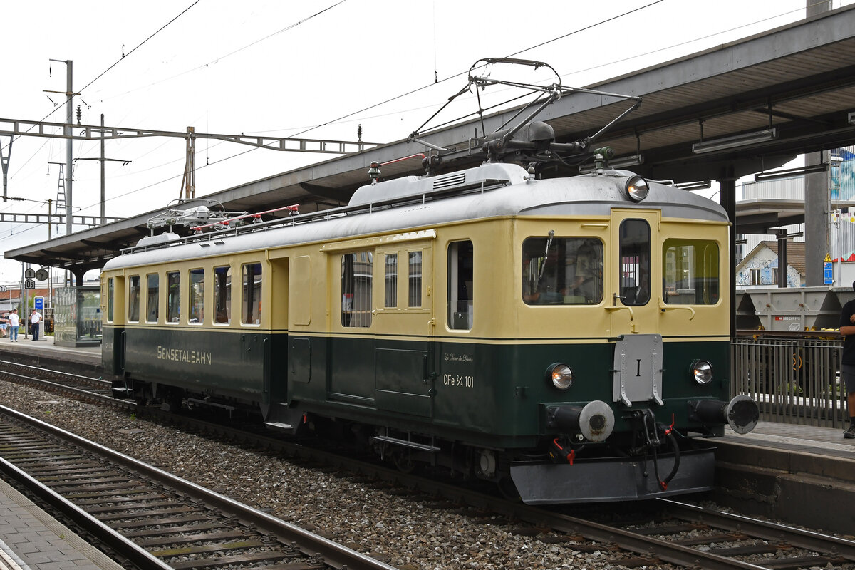 CTe 2/4 101 der Sensetal Bahn wartet am 26.08.2023 beim Bahnhof Pratteln.