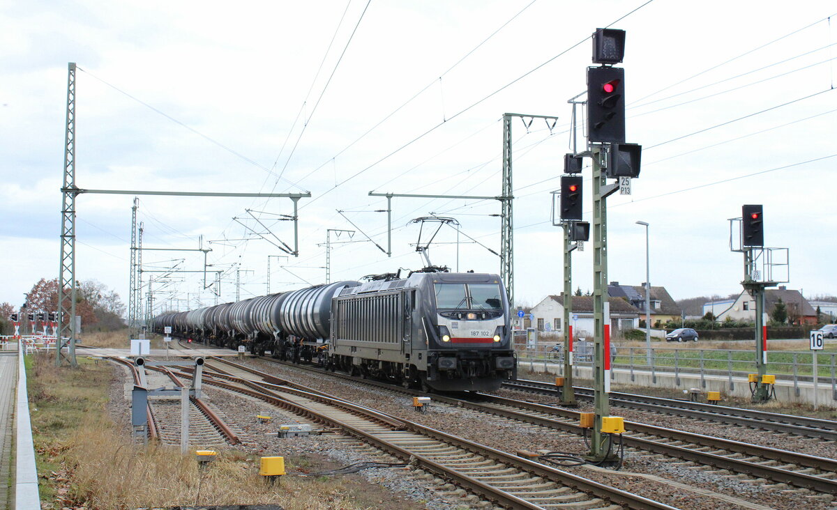 CTL 187 102 mit Kesselwagen Richtung Roßlau, am 16.02.2024 in Rodleben.