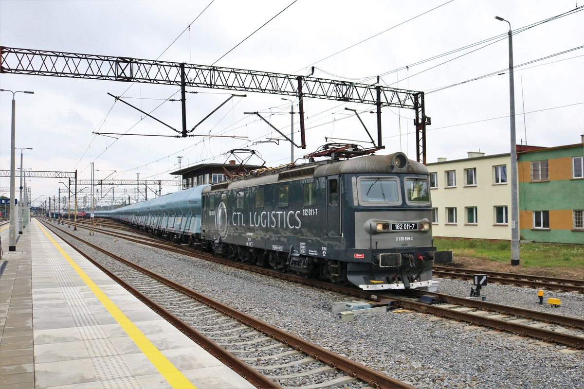 CTL Logistics 150 659-3 (182 011-7) mit langen Silowagenzug in Rzepin (Polen) am 18.07.18 