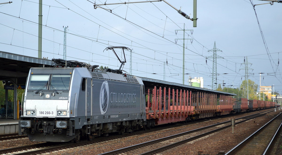 CTL Logistics GmbH, Berlin [D] miz der akiem Lok  186 266-3  [NVR-Nummer: 91 80 6186 266-3 D-AKIEM]  und einem Güterzug leerer Drehgestell-Flachwagen am 24.09.19 Durchfahrt Bahnhof Flughafen Berlin Schönefeld.