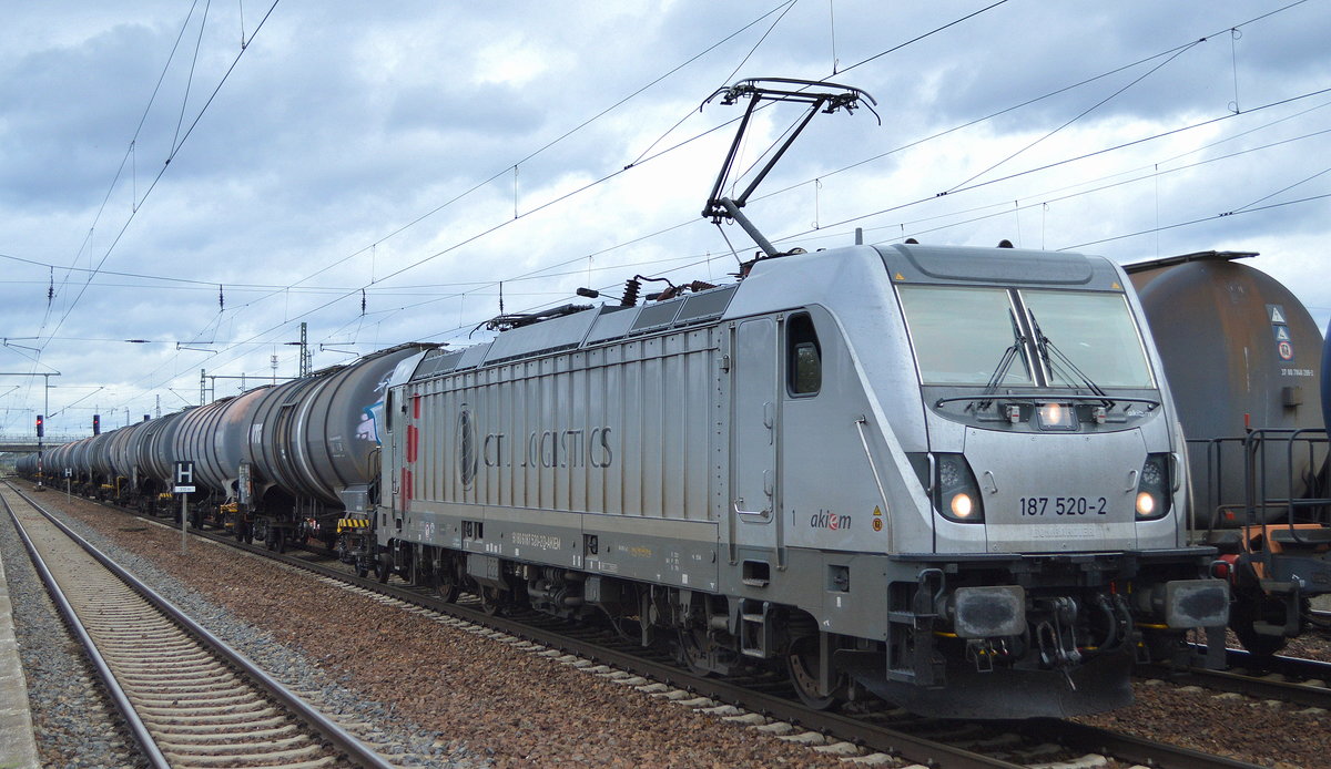 CTL Logistics GmbH, Berlin [D] mit der akiem Leasinglok  187 520-2  [NVR-Nummer: 91 80 6187 520-2 D-AKIEM] und einem Kesselwagenzug für Kerosin (leer) am 30.09.19 Durchfahrt Bahnhof Flughafen Berlin Schönefeld. 