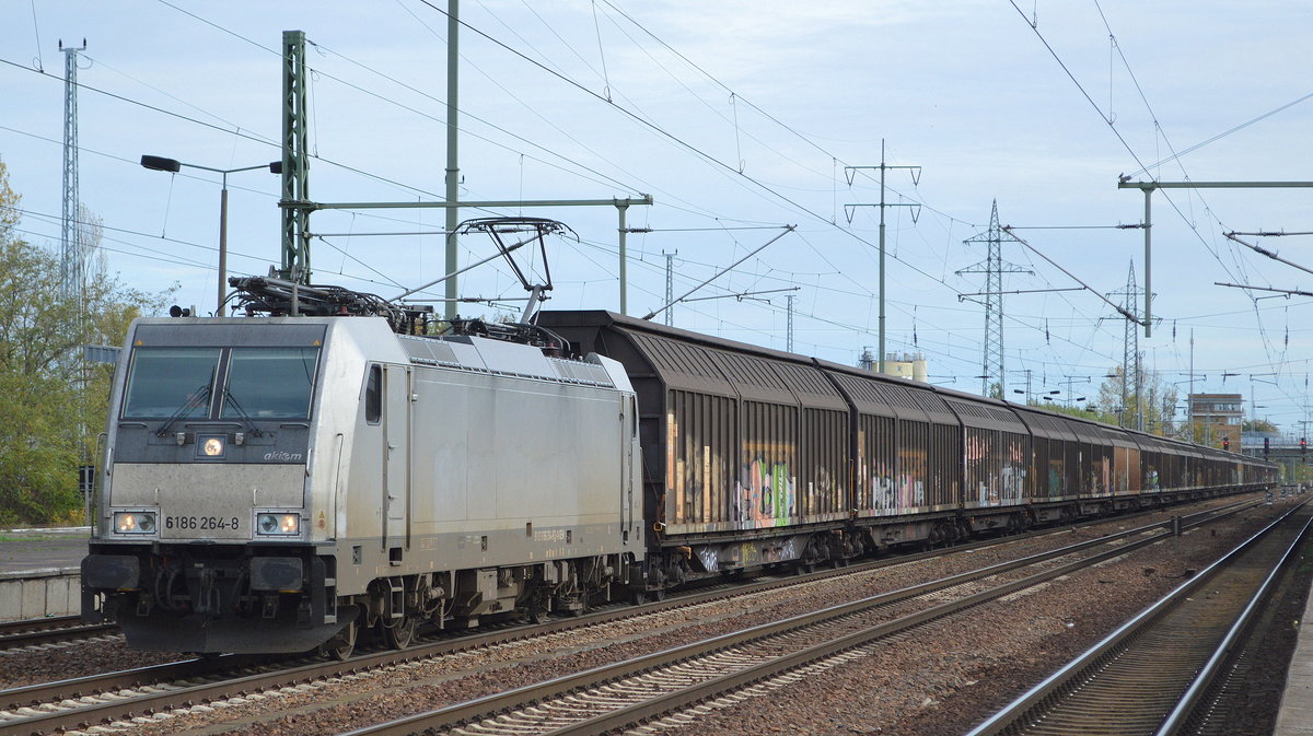 CTL Logistics GmbH, Berlin [D] mit der Akiem Leasinglok  186 264-8  [NVR-Nummer: 91 80 6186 264-8 D-AKIEM] und Ganzzug Schiebewandwagen (Waschmaschinen aus polnischer Produktion) am 17.10.19 Durchfahrt Bf. Flughafen Berlin Schönefeld.