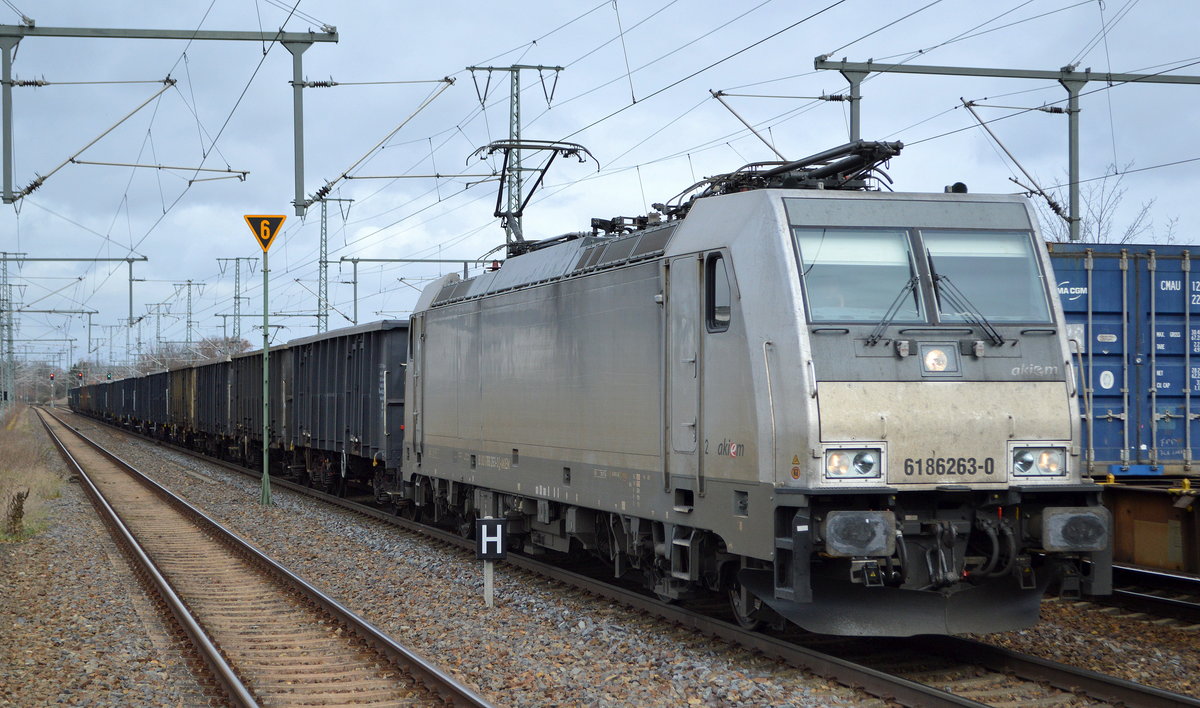 CTL Logistics GmbH, Berlin [D] mit  186 263-0   [NVR-Nummer: 91 80 6186 263-0 D-AKIEM] und einem Ganzzug offener Drehgestell-Güterwagen am 24.02.20 Durchfahrt Bf. Golm (Potsdam).