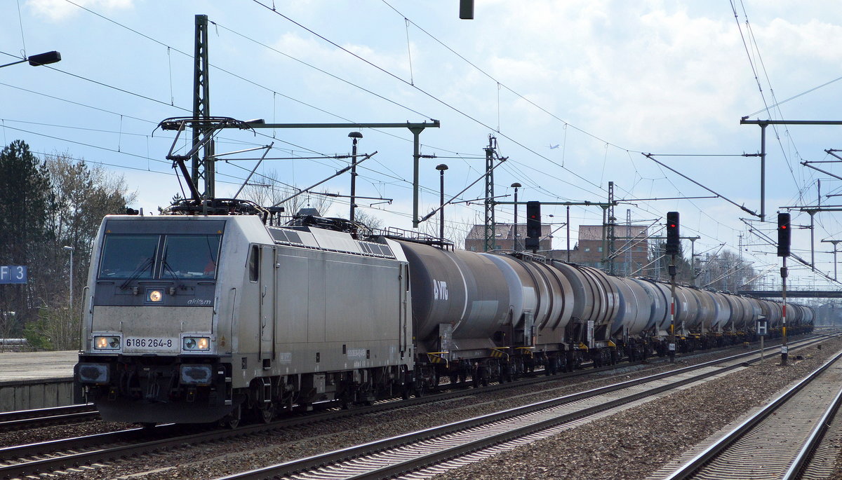 CTL Logistics GmbH, Berlin [D] mit  186 264-8  [NVR-Nummer: 91 80 6186 264-8 D-AKIEM] und Kesselwagenzug am 27.02.20 Durchfahrt Bf. Flughafen Berlin Schönefeld.