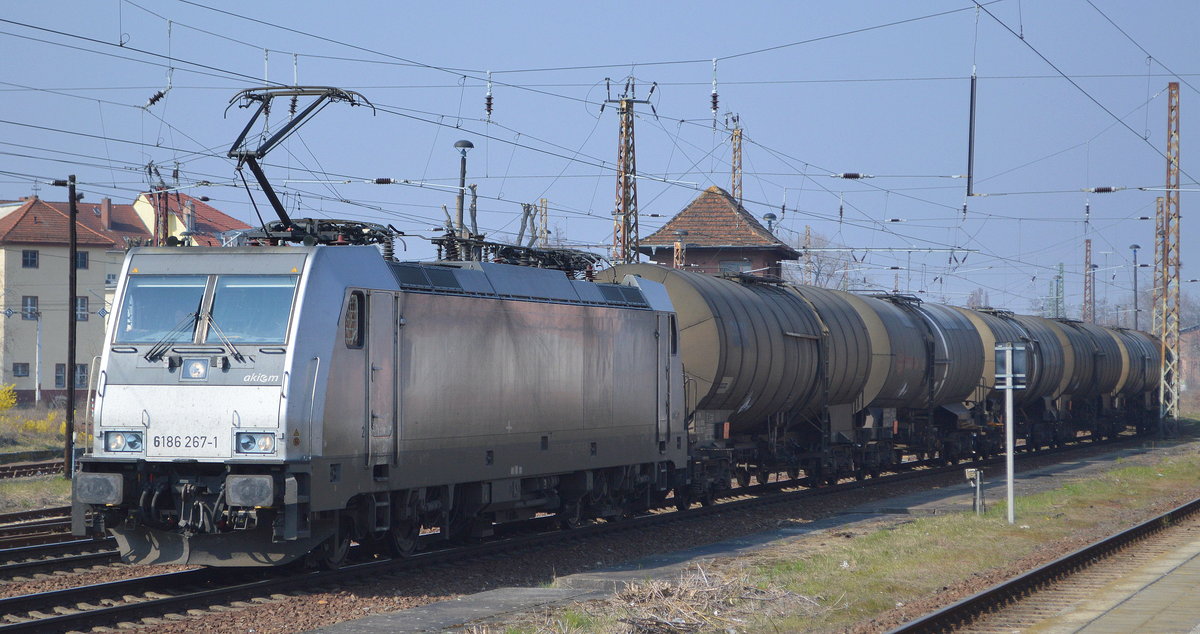 CTL Logistics GmbH, Berlin [D] mit  186 267-1  [NVR-Nummer: 91 80 6186 267-1 D-AKIEM] und Kesselwagenzug beim Kurzhalt Bf. Frankfurt/Oer (Personalwechsel) am 28.03.20