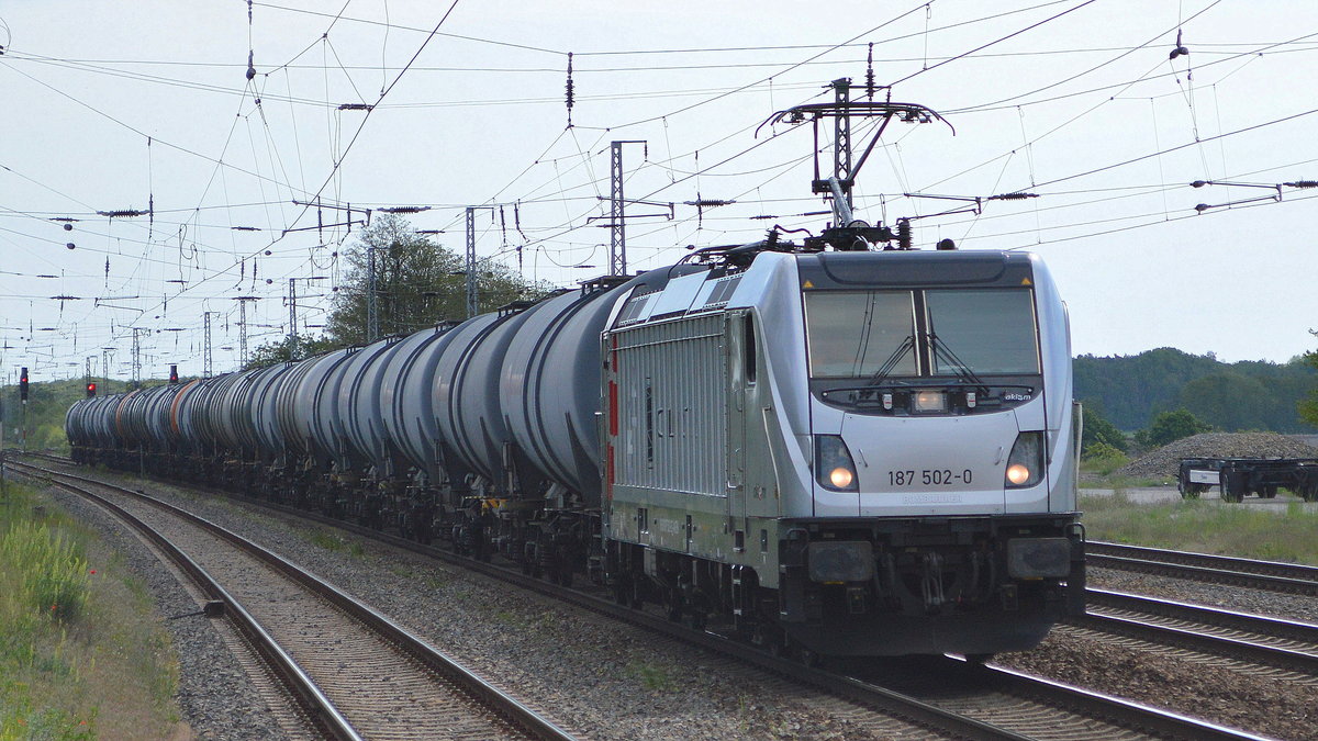 CTL Logistics GmbH, Berlin [D] mit  187 502-0 [NVR-Nummer: 91 80 6187 502-0 D-AKIEM] und Kesselwagenzug am 13.05.20 Bf. Saarmund. 