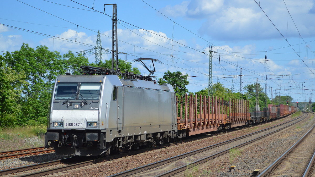 CTL Logistics GmbH, Berlin [D] mit  186 267-1  [NVR-Nummer: 91 80 6186 267-1 D-AKIEM] und einem gemischten Güterzug Drehgestell-Flachwagen (leer) am 26.05.20 Bf. Saarmund.