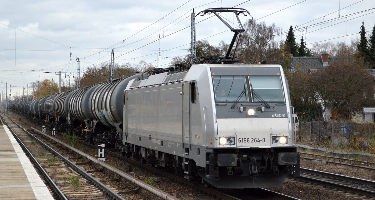 CTL Logistics GmbH, Berlin [D] mit   186 264-8  [NVR-Nummer: 91 80 6186 264-8 D-AKIEM] und Kesselwagenzug (Methanol) am 19.11.20 Bf. Berlin Hirschgarten.