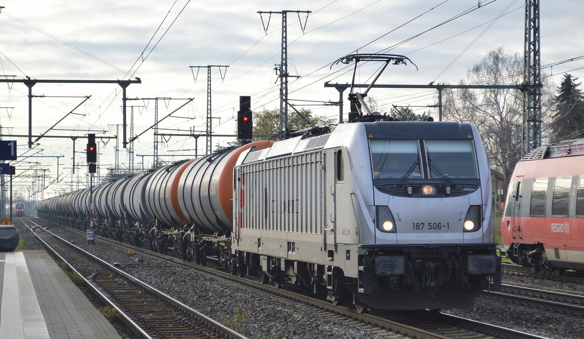 CTL Logistics GmbH, Berlin [D] mit  187 506-1  [NVR-Nummer: 91 80 6187 506-1 D-AKIEM] und Kesselwagenzug am 24.11.20 Bf. Golm (Potsdam).