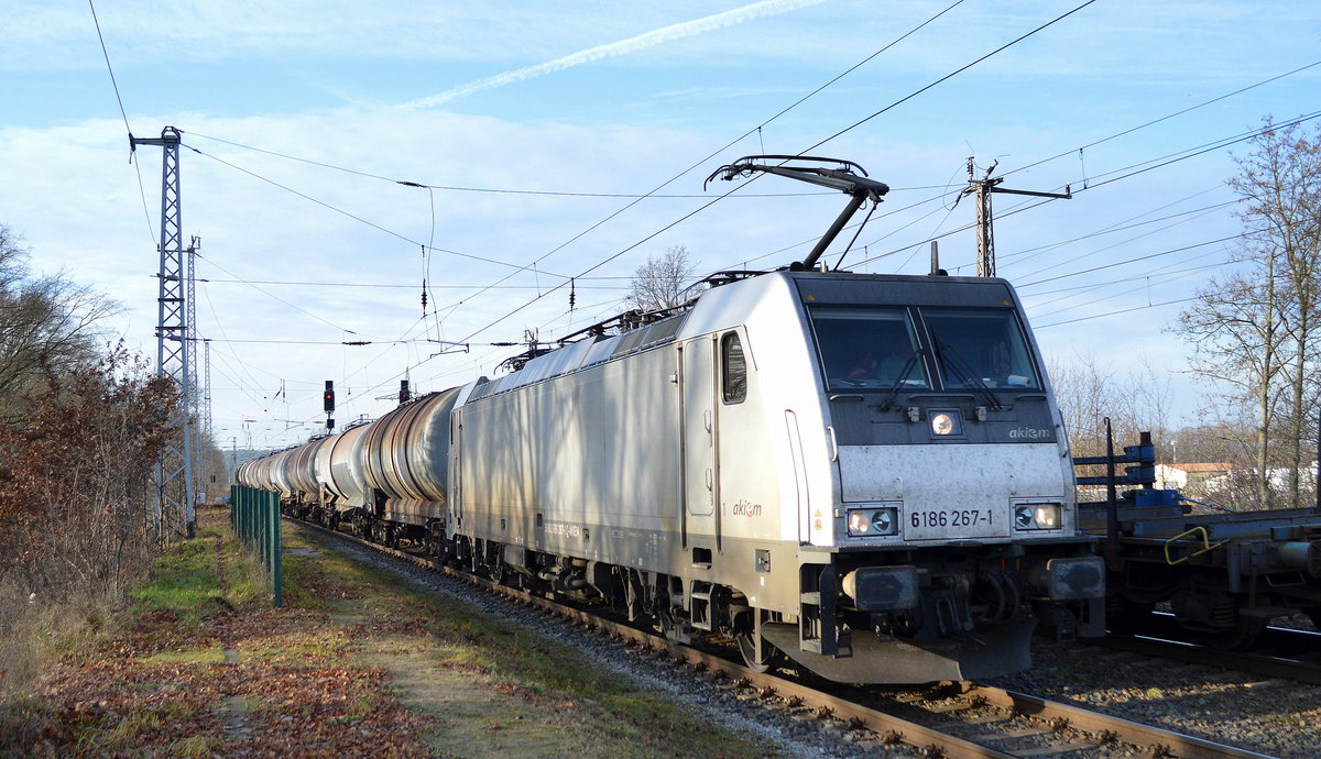 CTL Logistics GmbH, Berlin [D] mit  186 267-1  [NVR-Nummer: 91 80 6186 267-1 D-AKIEM] und Kesselwagenzug am 17.12.20 Durchfahrt Bf. Saarmund.