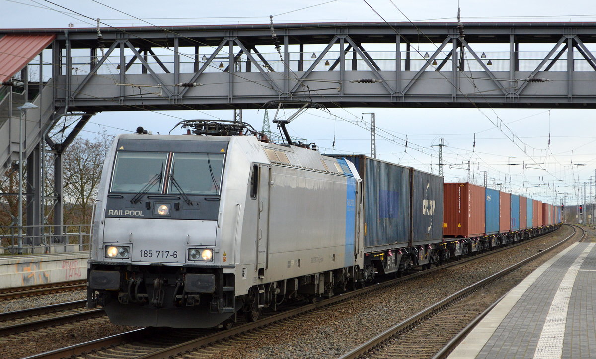 CTL Logistics GmbH, Berlin [D] mit der Railpool Lok  185 717-6  [NVR-Nummer: 91 80 6185 717-6 D-Rpool] und polnischen Containertragwagen am 20.01.21 Durchfahrt Bf. Saarmund.