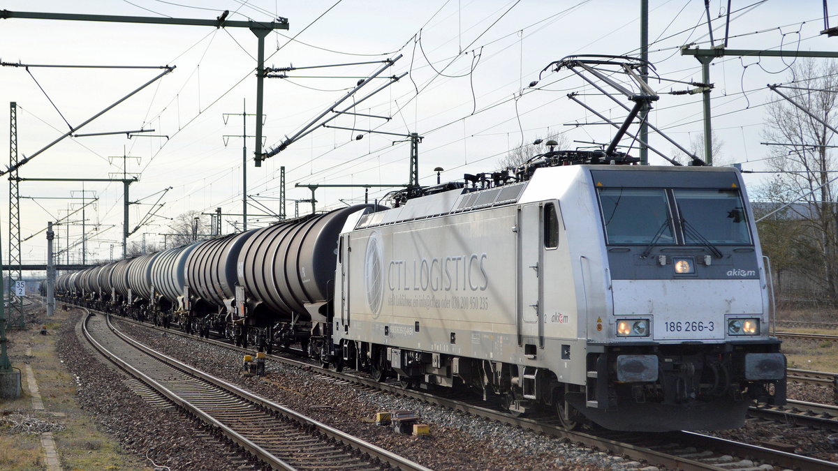 CTL Logistics GmbH, Berlin [D] mit  186 266-3  [NVR-Nummer: 91 80 6186 266-3 D-AKIEM] und Kesselwagenzug am 18.02.21 Durchfahrt Bf. Flughafen BER Terminal 5.