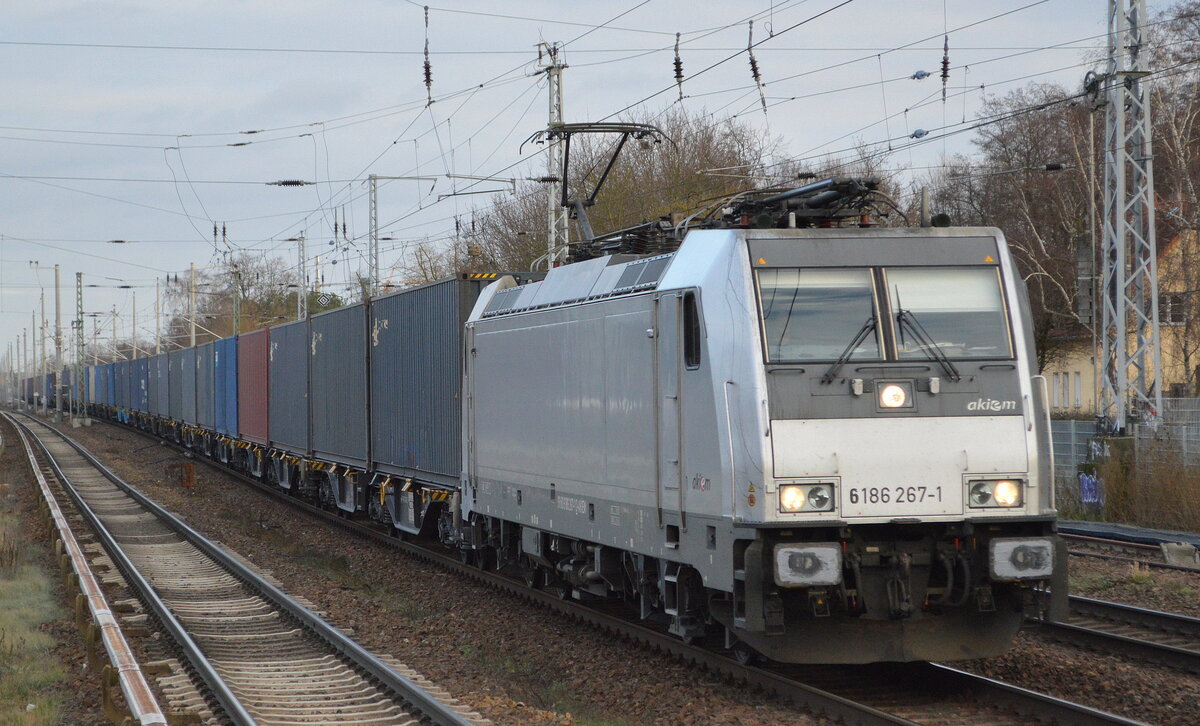 CTL Logistics GmbH, Berlin [D] mit der Akiem Lok  186 267-1   [NVR-Number: 91 80 6186 267-1 D-AKIEM] und Containerzug am 03.01.21 Berlin Hirschgarten.