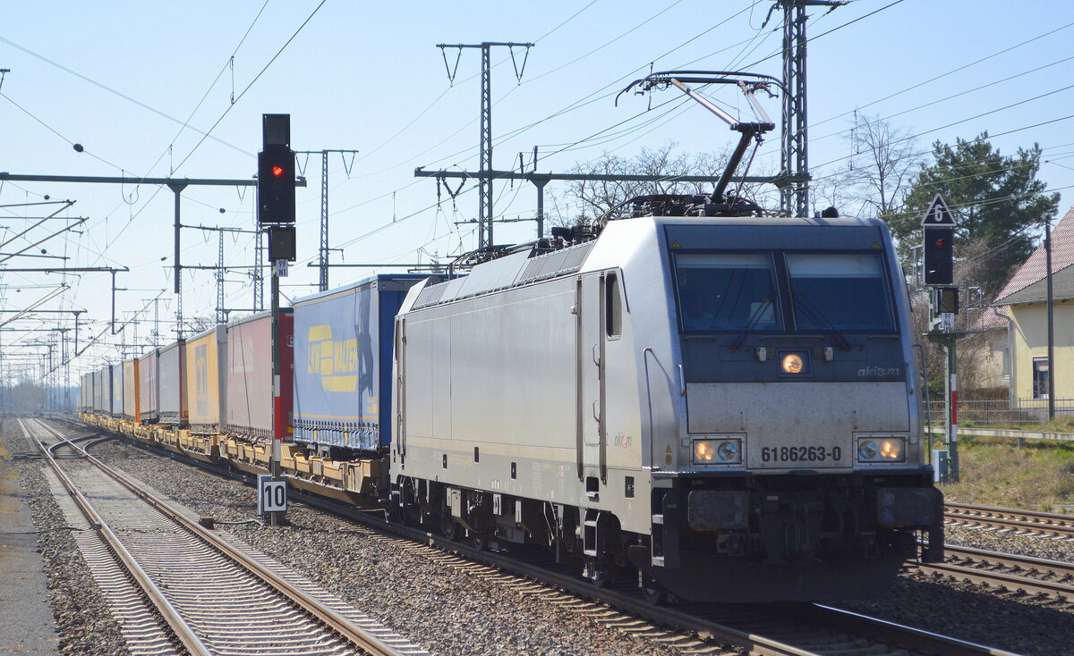 CTL Logistics GmbH, Berlin [D] mit der Akiem Lok  6186 263-0  [NVR-Nummer: 91 80 6186 263-0 D-AKIEM] und KLV-Zug am 24.03.22 Durchfahrt Bf. Golm.