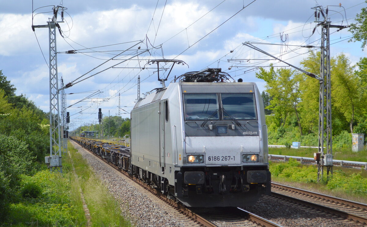 CTL Logistics GmbH, Berlin [D] mit der Akiem Lok  186 267-1  [NVR-Numer: 91 80 6186 267-1 D-AKIEM] und einem Ganzzug leerer Containertragwagen am 30.05.22 Durchfahrt Bf. Berlin Hohenschönhausen Richtung Frankfurt/Oder.