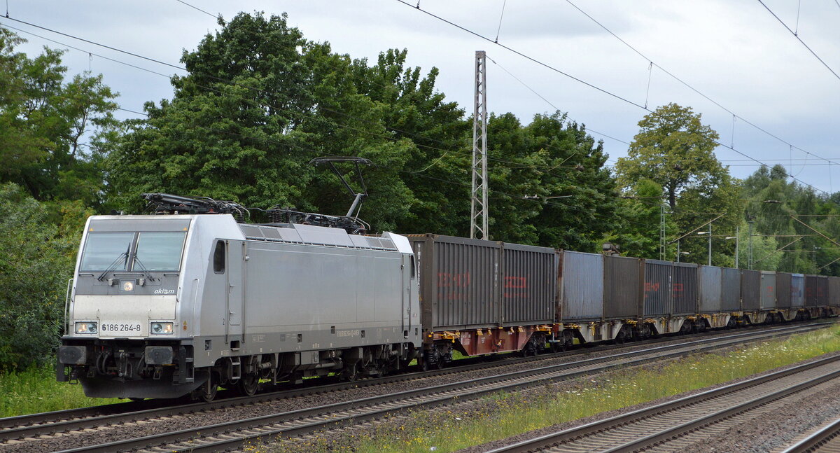 CTL Logistics GmbH, Berlin [D]  mit der Akiem Lok  186 264-8  [NVR-Nummer: 91 80 6186 264-8 D-AKIEM] und Containerzug am 08.07.22 Vorbeifahrt Bahnhof Dedensen Gümmer.
