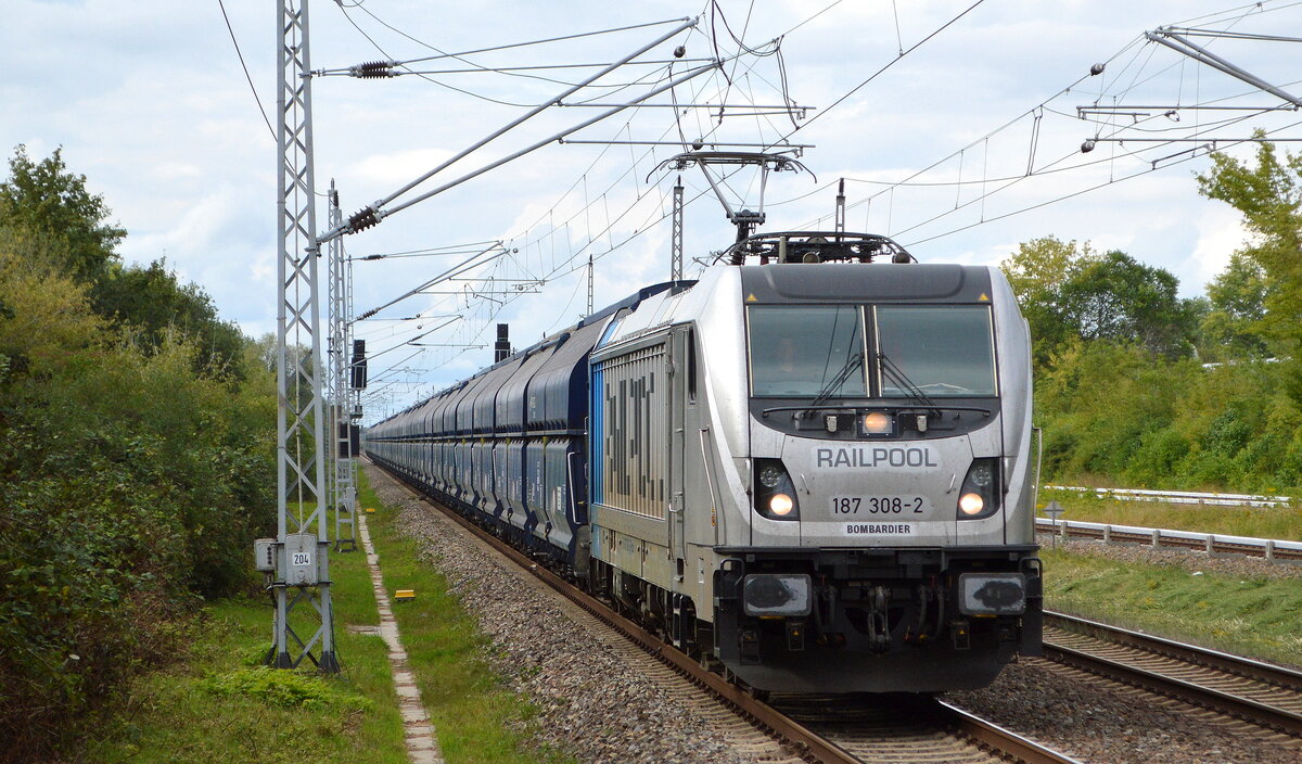 CTL Logistics GmbH, Berlin [D] mit der Railpool Lok  187 308-2  [NVR-Nummer: 91 80 6187 308-2 D-Rpool] und einem Ganzzug polnischer (PKP-Cargo) Selbstentladewagen mit Schwenkdach Richtung Frankfurt/Oder weiter nach Polen am 30.08.22 Durchfahrt Bahnhof Berlin Hohenschönhausen.