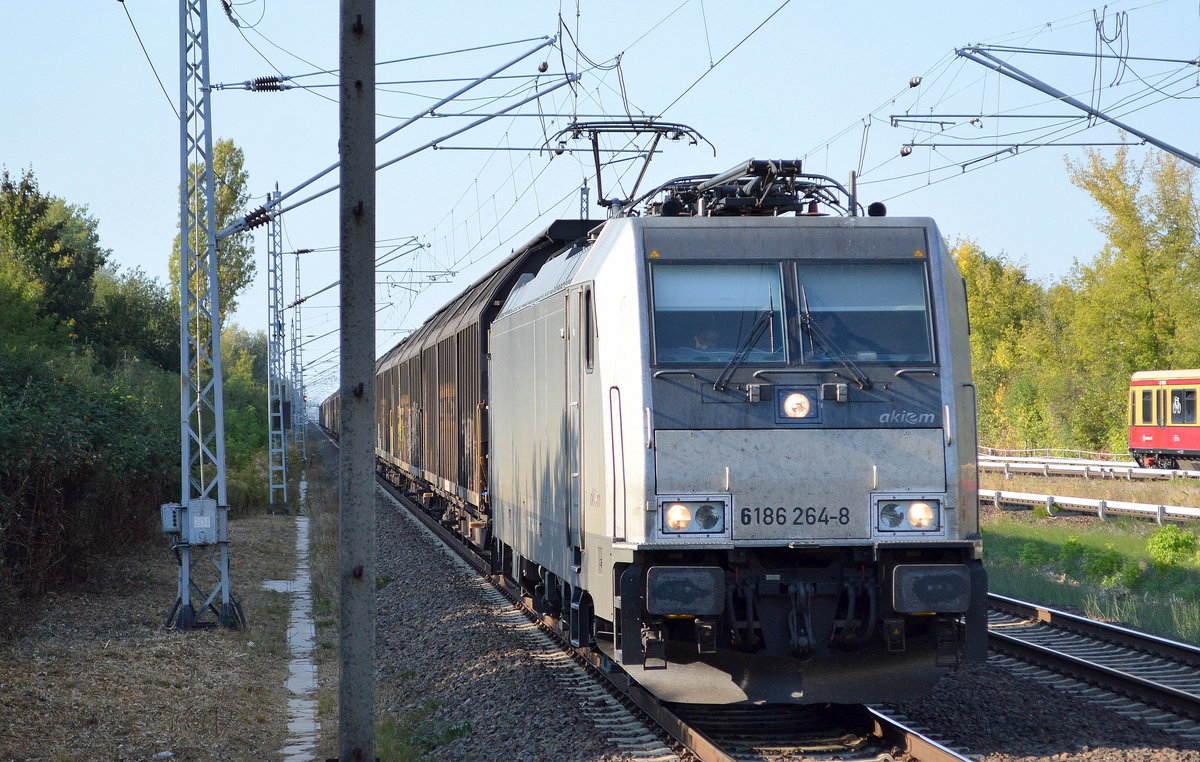 CTL Logistics GmbH mit der akiem   186 264-8  [NVR-Number: 91 80 6186 264-8 D-AKIEM] und Ganzzug Schiebewandwagen Richtung Frankfurt/Oder weiter nach Polen am 19.09.18 Bf. Berlin-Hohenschönhausen.