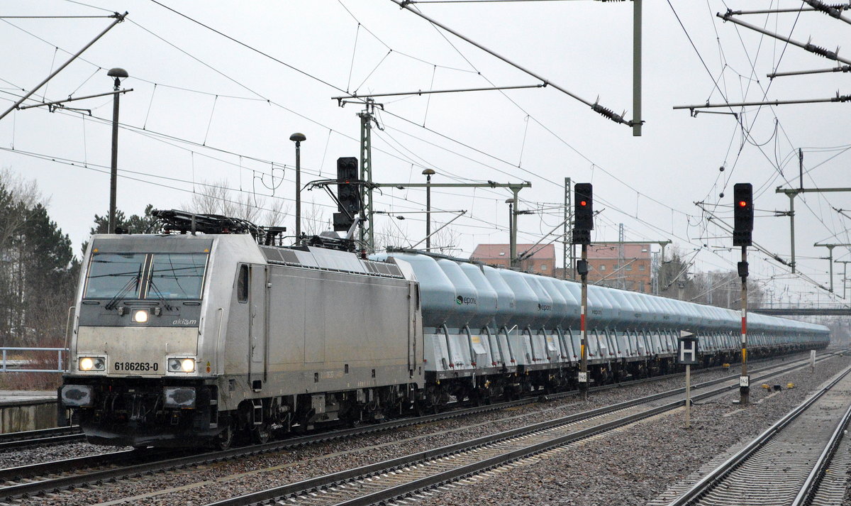 CTL Logistics GmbH mit der akiem Lok   6186 263-0  [NVR-Number: 91 80 6186 263-0 D-AKIEM] und einem polnischen Staubgutzug der Fa. EPORE Sp. z oo. am 15.01.19 Bf. Flughafen Berlin-Schönefeld Richtung Frankfurt/Oder.