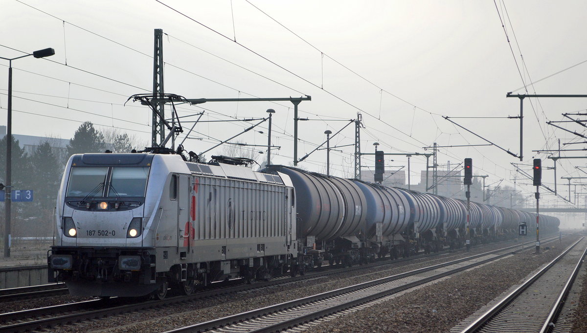 CTL Logistics GmbH mit der akiem   187 502-0  [NVR-Number: 91 80 6187 502-0 D-AKIEM] und einem Kesselwagenzug (Kerosin) am 23.01.19 Bf. Flughafen Berlin-Schönefeld.