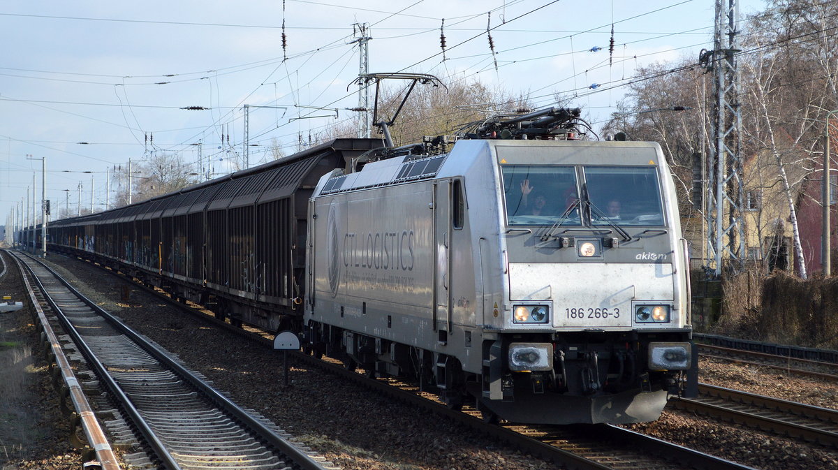 CTL Logistics GmbH mit der akiem Lok   186 266-3  [NVR-Number: 91 80 6186 266-3 D-AKIEM] mit dem Klassiker unter den CTL Leistungen, dem Ganzzug Schiebewandwagen (sind da eigentlich wirklich in Polen produzierte Waschmaschinen drin?) am 14.02.19 Berlin-Hirschgarten. Hallo Mathias, diesmal dachte ich gleich, den winkenden Tf. habe ich doch schon mal vor der Linse gehabt, Sonnige Grüße an Dich und Deinen Kollegen. 