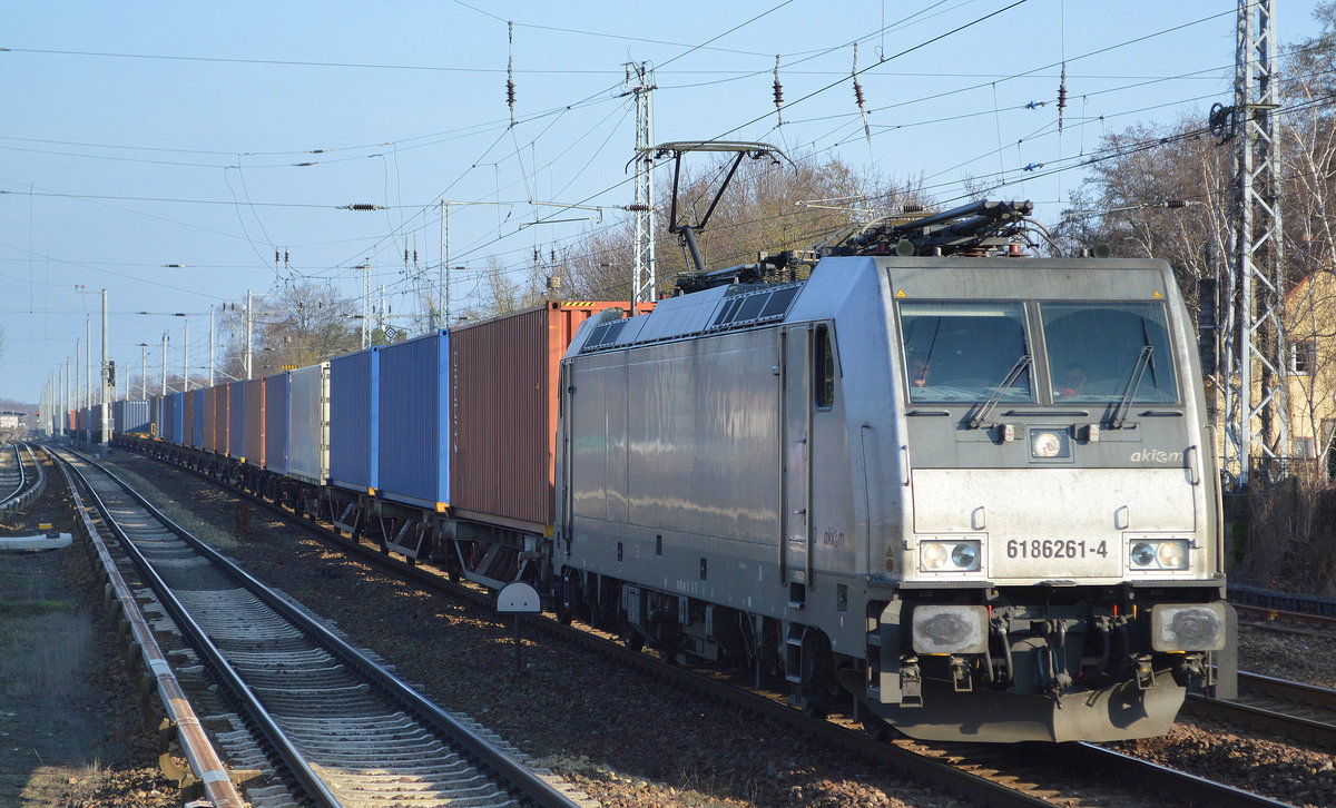 CTL Logistics GmbH mit der akiem Lok  186 261-4  [NVR-Number: 91 80 6186 261-4 D-AKIEM] und einem Containerzug am 14.02.19 Berlin-Hirschgarten.