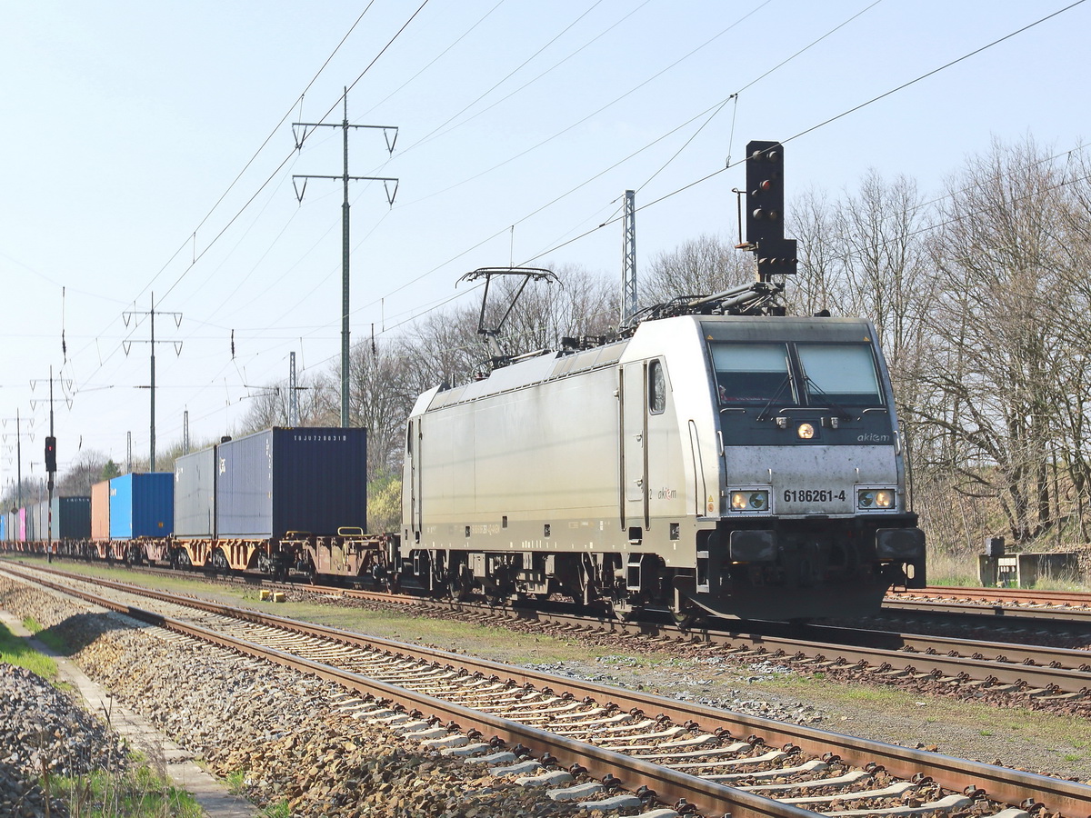 CTL Logistics GmbH mit der akiem Lok  186 261-4  (NVR-Number: 91 80 6186 261-4 D-AKIEM) und einem Containerzug am 07. April 2019 bei Diedersdorf in Brandenburg. 