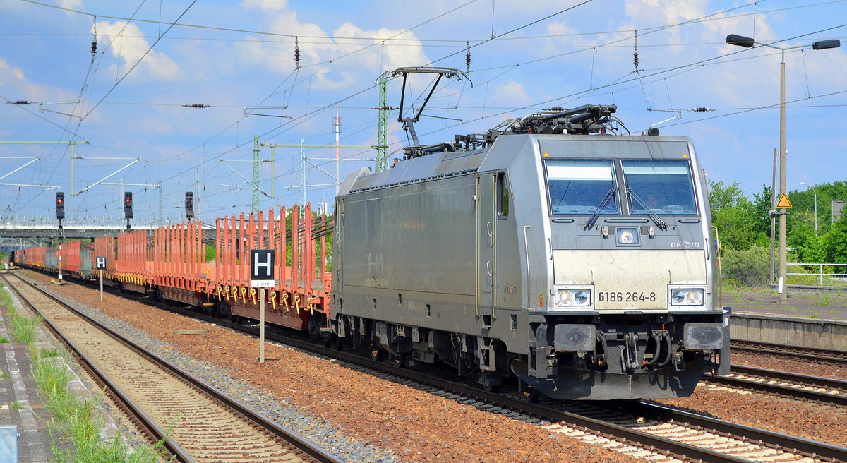 CTL Logistics GmbH mit der akiem Lok  186 264-8  [NVR-Number: 91 80 6186 264-8 D-AKIEM] und einem Güterzug Drehgestell-Flachwagen (leer) am 21.05.19 Durchfahrt Bf. Flughafen Berlin-Schönefeld.
