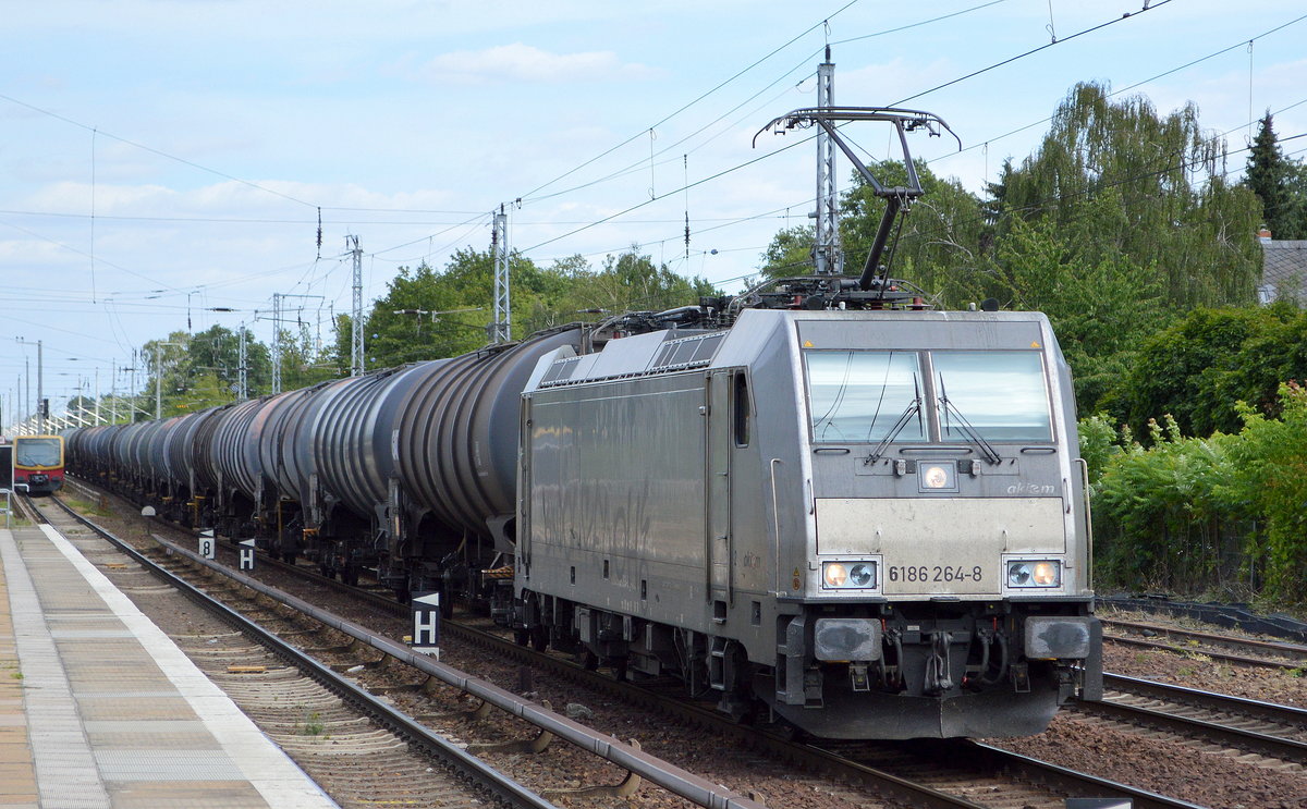CTL Logistics GmbH mit der akiem Lok  186 264-8  [NVR-Nummer: 91 80 6186 264-8 D-AKIEM] und Kesselwagenzug am 04.07.19 Berlin Hirschgarten.