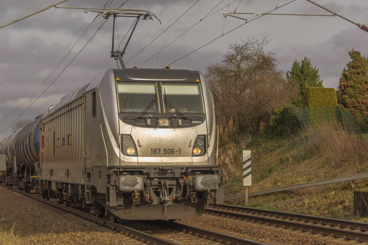 CTL Logistics GmbH mit der akiem Lok 187 506-1 mit einem Kesselwagenzug in Richtung Berlin.
Hier im Historischen Bahnhof Chorin
29/02/2020