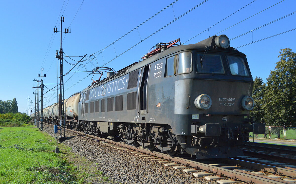 CTL Logistics Sp. z o.o. mit der  ET22- R003/ 3 150 759-1  (NVR:  PL-CTLL 91 51 3 150 759-1 ) und einem Kesselwagenzug (Dieselkraftstoff) am 14.09.21 kurz vor der Durchfahrt Bf. Kostrzyn (Polen)  