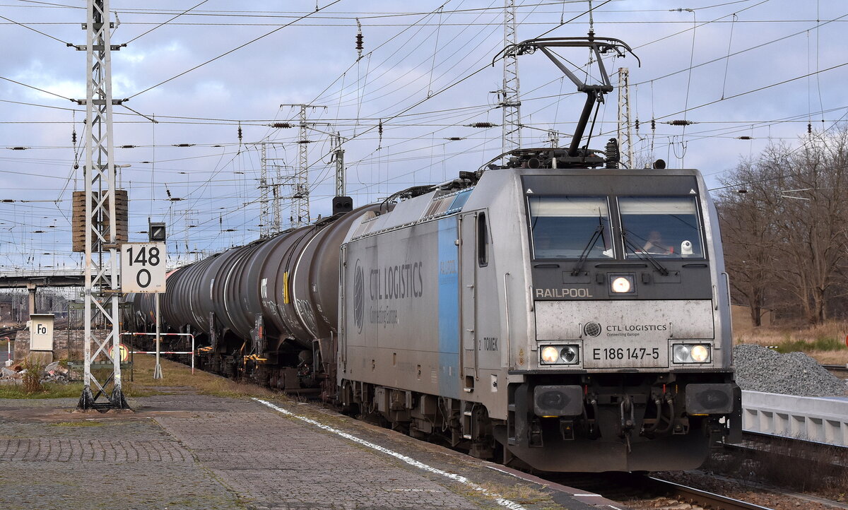 CTL Logistics Sp. z o.o., Katowice [PL] mit der Railool Lok  E 186 147-5 , Name:  TOMEK  [NVR-Nummer: 91 80 6186 147-5 D-Rpool] und einem Kesselwagenzug am 08.01.25 Durchfahrt Bahnhof Falkenberg (Elster).