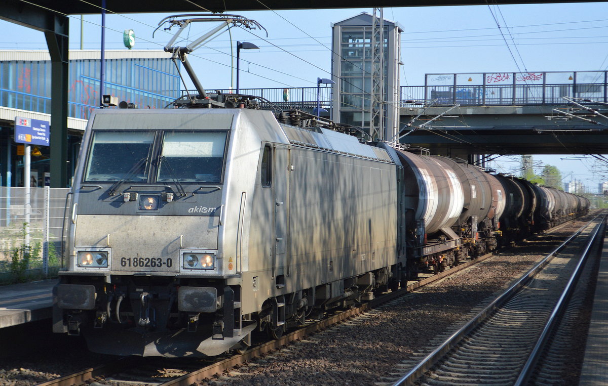 CTL mit der akiem 186 263-0 und Kesselwagenzug (leer) Richtung Stendell am 20.04.18 Durchfahrt Bf. Berlin-Hohenschönhausen.