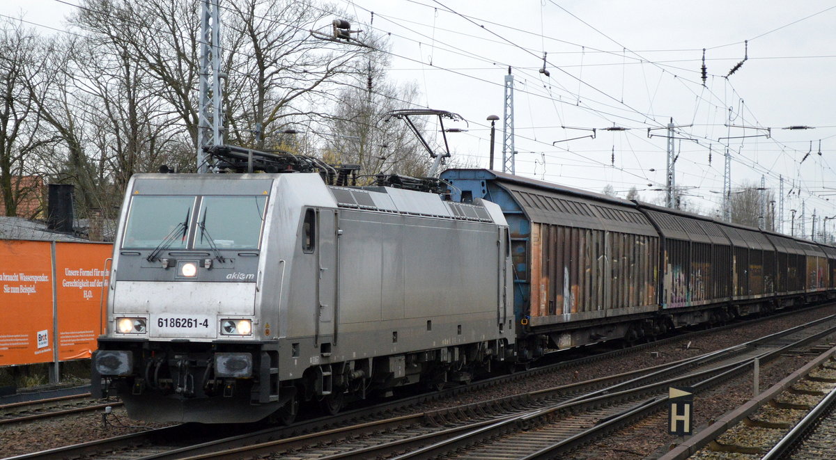 CTL mit der akiem Mietlok 186 261-4 [NVR-Number: 91 80 6186 261-4 D-AKIEM] und Ganzzug Schiebewandwagen am 29.01.18 Richtung Frankfurt/Oder in Berlin-Hirschgarten.