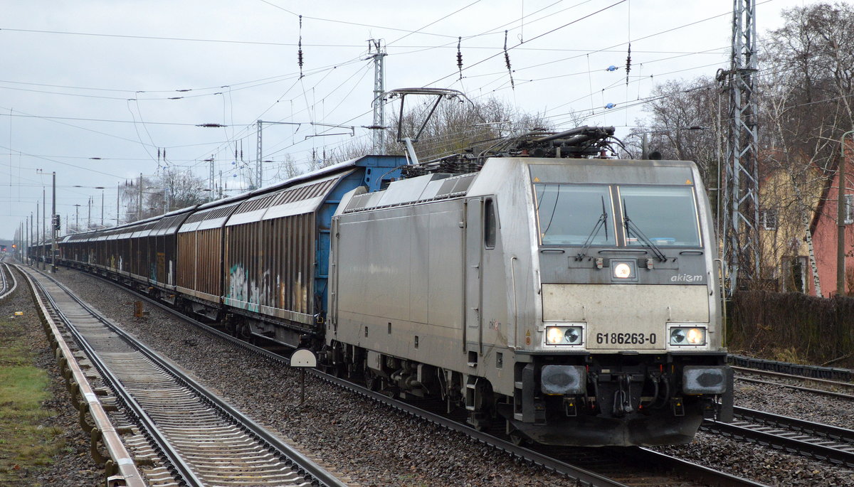 CTL mit der akiem Mietlok 186 263-0 [NVR-Number: 91 80 6186 263-0 D-AKIEM] und Ganzzug Schiebewandwagen am 31.01.18 Berlin-Hirschgarten.