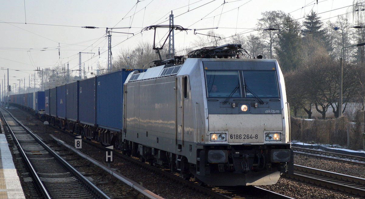 CTL mit der akiem Mietlok 186 264-8 [NVR-Number: 91 80 6186 264-8 D-AKIEM] und Containerzug (einer von den China-Express Zügen) am 07.02.18 Berlin-Hirschgarten.