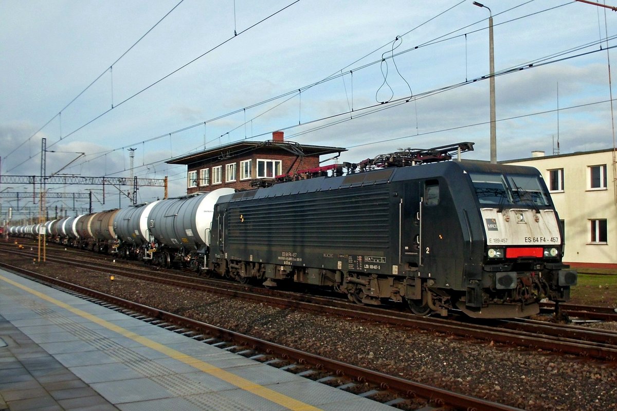 CTL/MRCE 189 457 verlässt mit ein Kesselwagenzug Rzepin am 25 Februar 2020 für die Richtung Wroclaw.