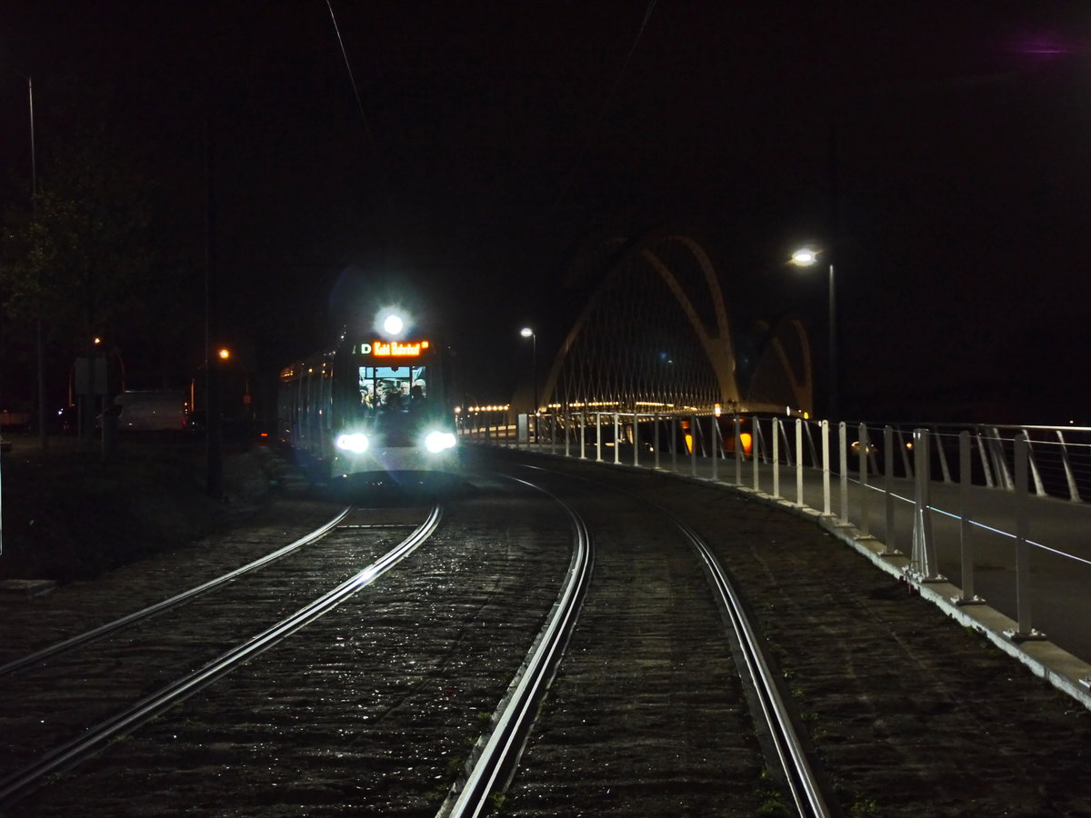 CTS-3001 Tram Ligne-D Strasbourg Rotonde 04:24 - Kehl Bahnhof 04:47(Plan).
Dies ist die allererste planmäßige Straßenbahn von Straßburg nach Kehl über den Rhein seit 1944. Eröffnung der Linie D der Straßenbahn von Strasbourg nach Kehl über den Rhein. 

2017-04-29 Kehl-Trambrücke
