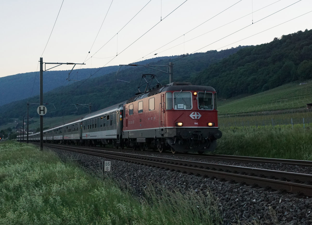 Cubfinal 2017
SBB: Mit drei Extrazügen reisten die Fussballfans aus Basel und Umgebung am 25. Mai 2017 an den Cubfinal nach Genf.
Der FC Sion unterliegt dem FC Basel in Genf 0:3 und verliert erstmals einen Cupfinal.
Der Fanzug 201 mit Re 420 141-4 (ehemals Swiss Express) plus 13 Bpm auf der Rückfahrt am späten Abend bei Cressier. Bald werden leider diese fotogenen Züge durch Twindexx und Giruno verdrängt.
Bildausschnitt von Aufnahme ab Strassenrand.
Foto: Walter Ruetsch
