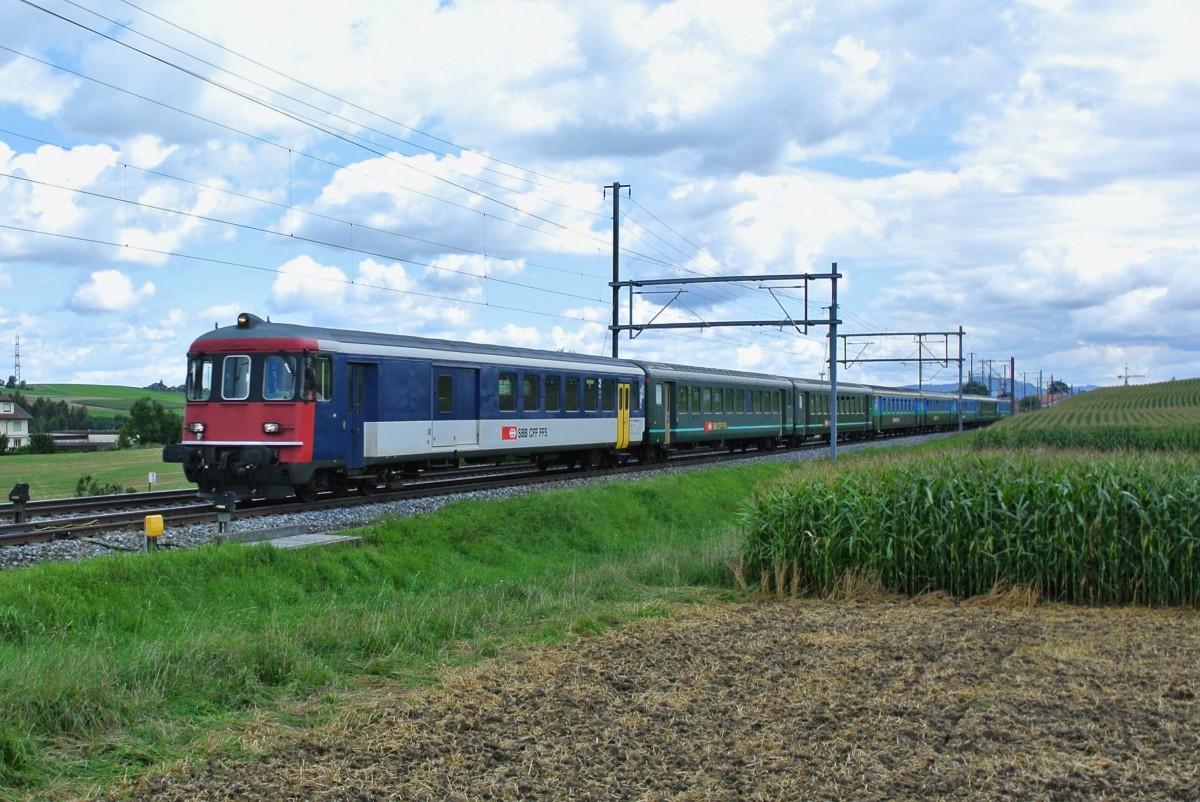 Cupspiel Bavois-YB: Der Berner EWI/II Pendel verkehrt als YB Extrazug von Bern ber die BLS Strecke via Kerzers-Ins-Neuchatel nach Bavois. Im Bild durchfhrt der Pendel Riedbach. Zuvorderst ist der BDt EWI 50 85 82-33 986-9, hinten schiebt die Re 4/4 II 11301, 24.08.2014.