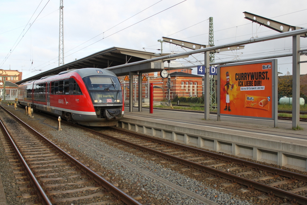 Currywurst Ick Liebe dir,kiek ma:BiFi Currywurst.Janz neu! im Hintergrund stand 642 049 als RB 12 von Rostock Hbf nach Graal-Müritz.29.10.2016